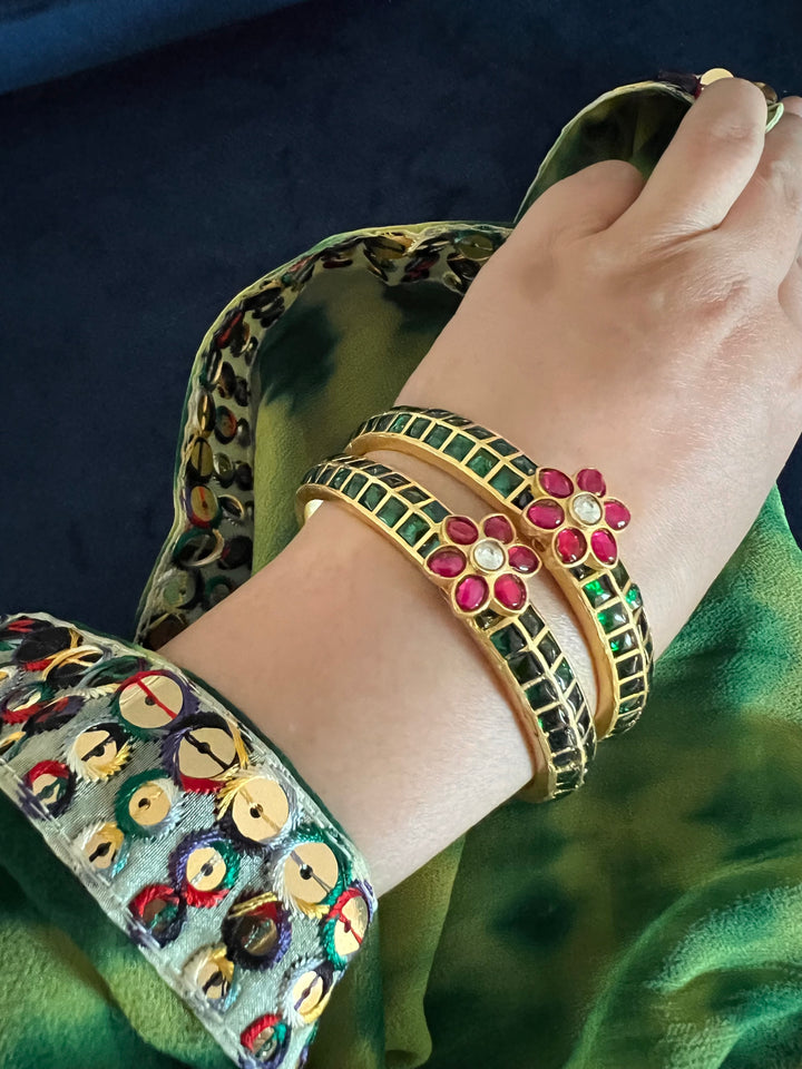 Exquisite Jadau Kundan Bangle Set - Unparalleled Quality and Craftsmanship