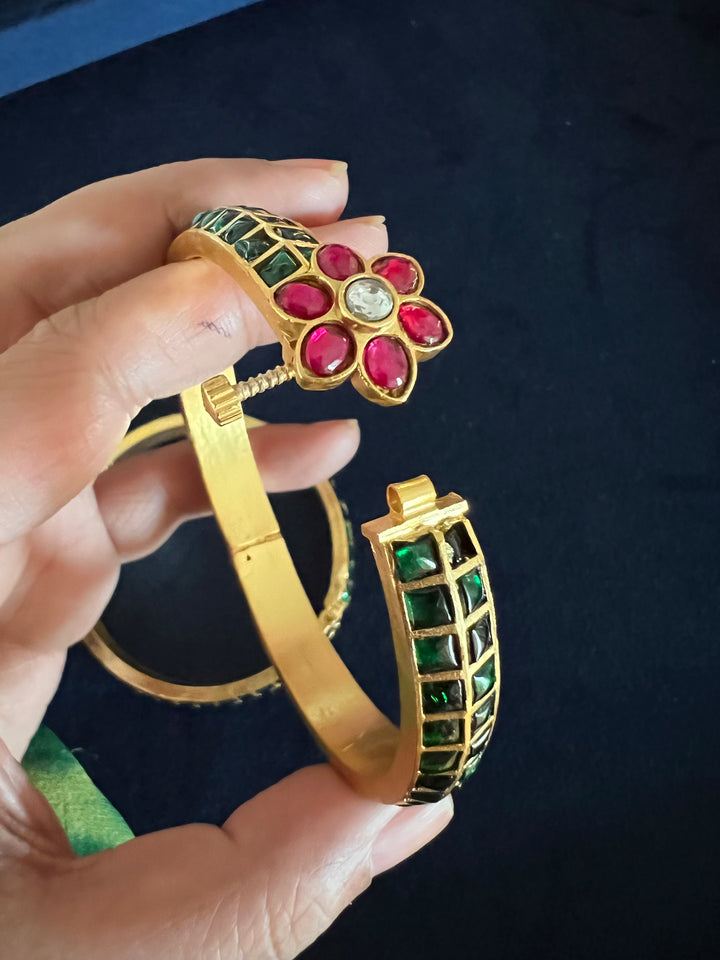 Exquisite Jadau Kundan Bangle Set - Unparalleled Quality and Craftsmanship
