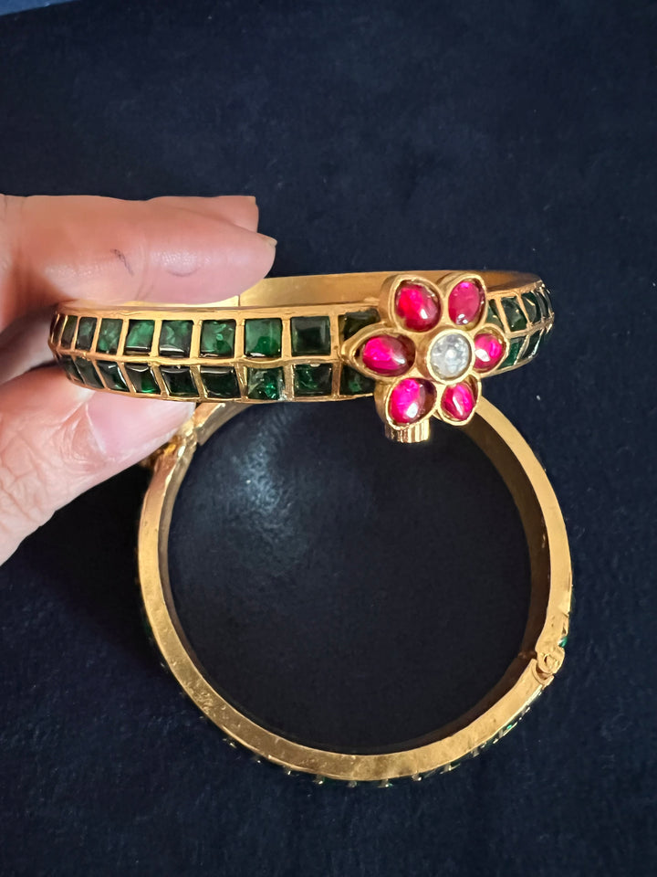 Exquisite Jadau Kundan Bangle Set - Unparalleled Quality and Craftsmanship