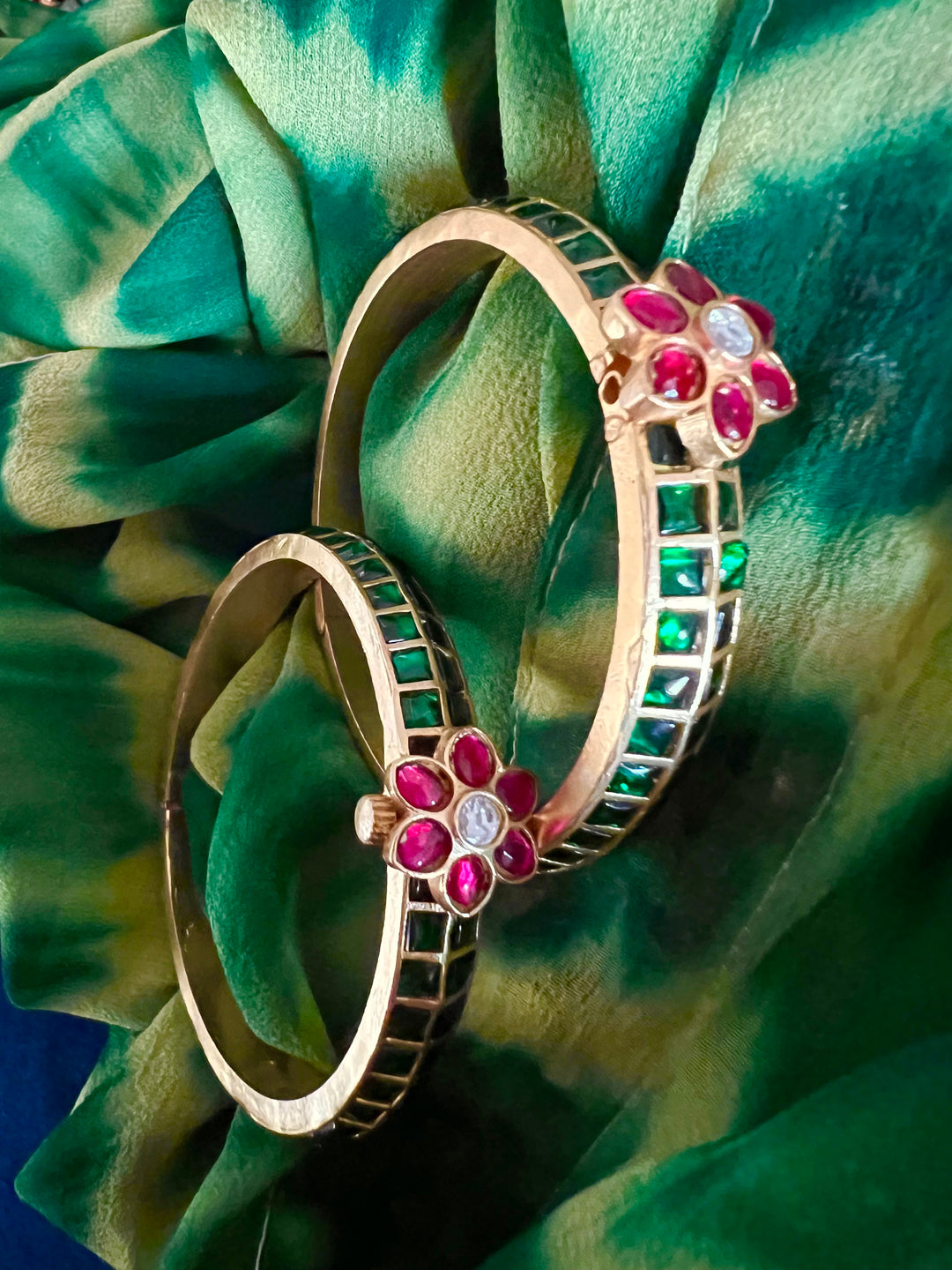 Exquisite Jadau Kundan Bangle Set - Unparalleled Quality and Craftsmanship