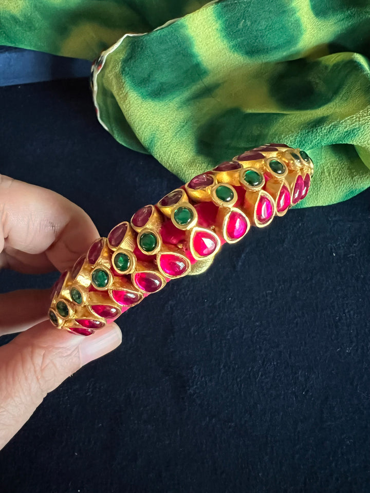 Handcrafted Opulence: Indian Traditional Bracelet with Luxurious Velvet Lining