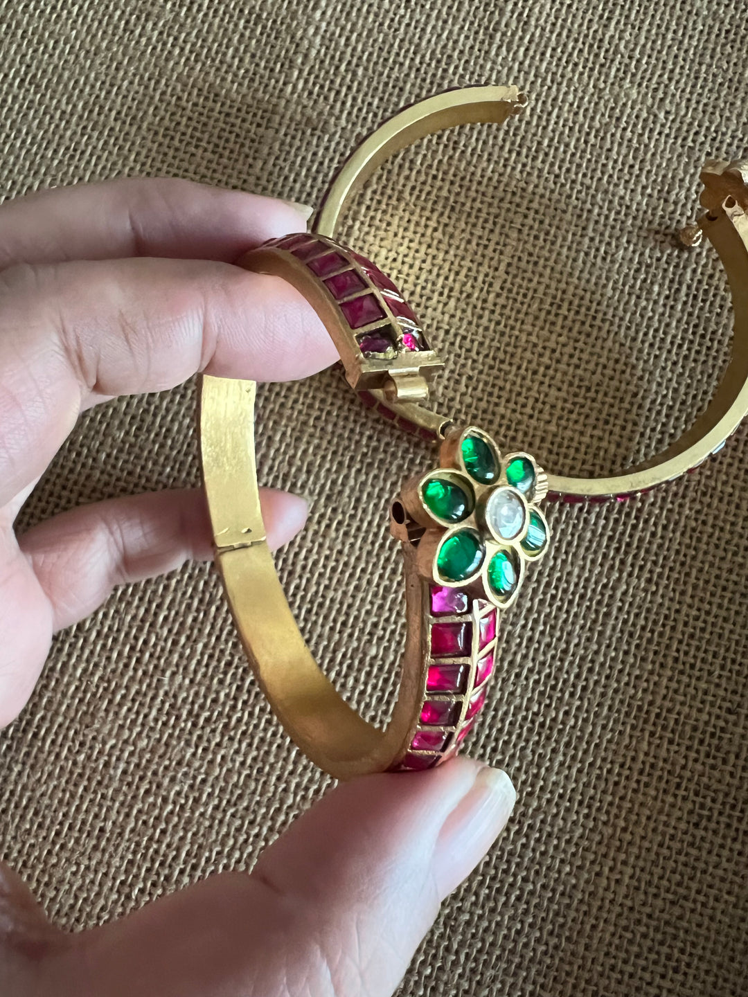 Exquisite Jadau Kundan Bangle Set - Unparalleled Quality and Craftsmanship