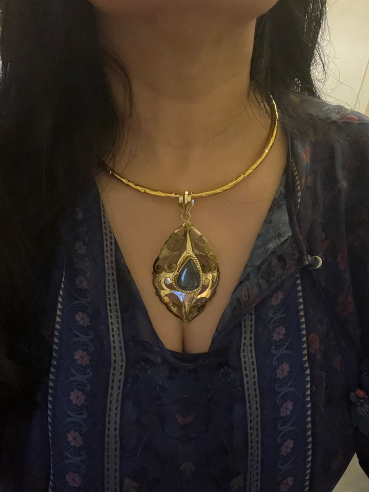 Hasli Necklace with Pretty Pendant