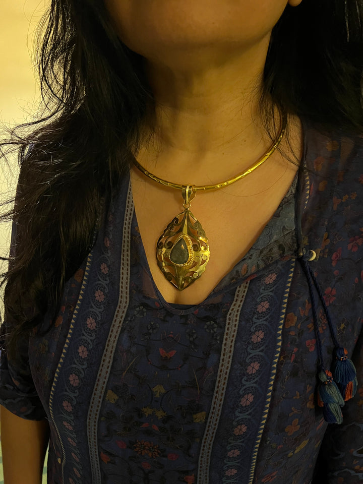 Hasli Necklace with Pretty Pendant