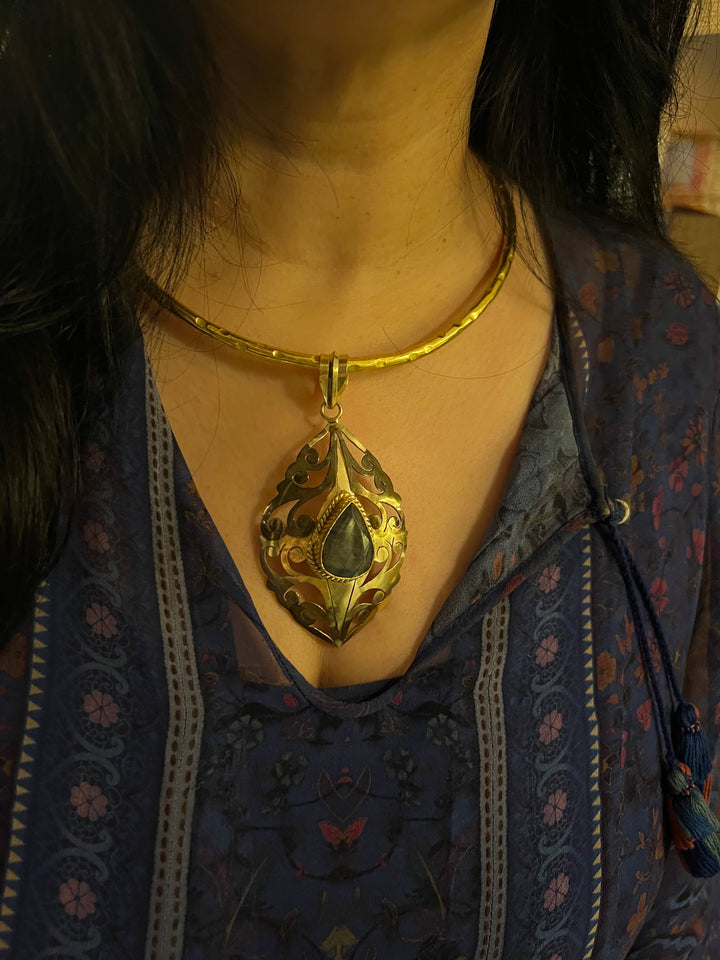 Hasli Necklace with Pretty Pendant