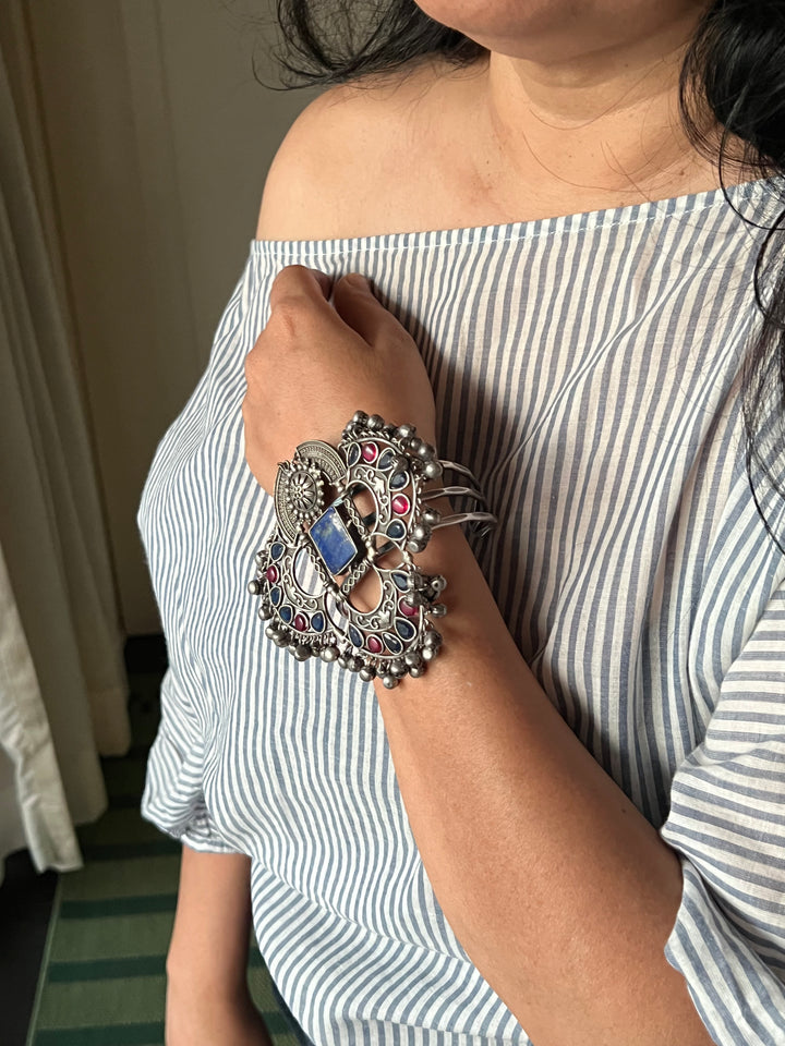 Elegant Fusion Handcuff - Premium Brass & Stone Craftsmanship