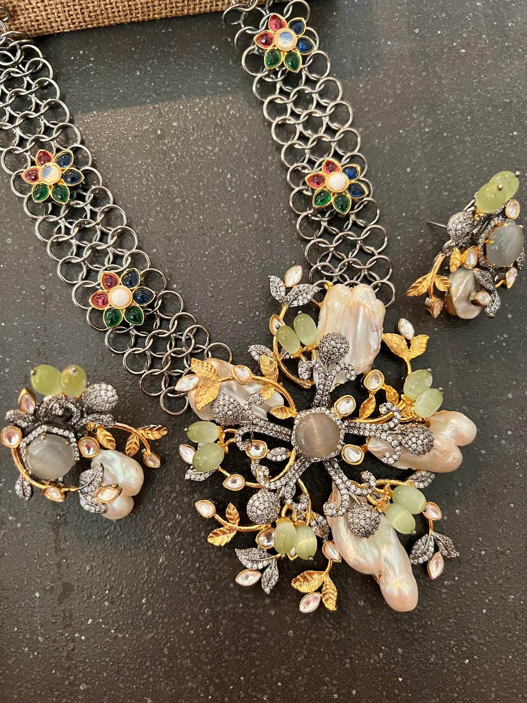 Exquisite Pendant Necklace Set - A Masterpiece of Elegance