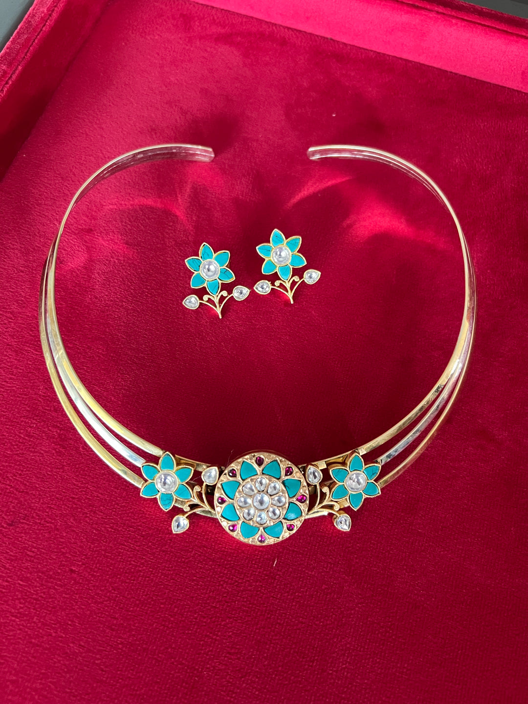 Silver Statement Hasli Necklace Set: Shine at Every Event