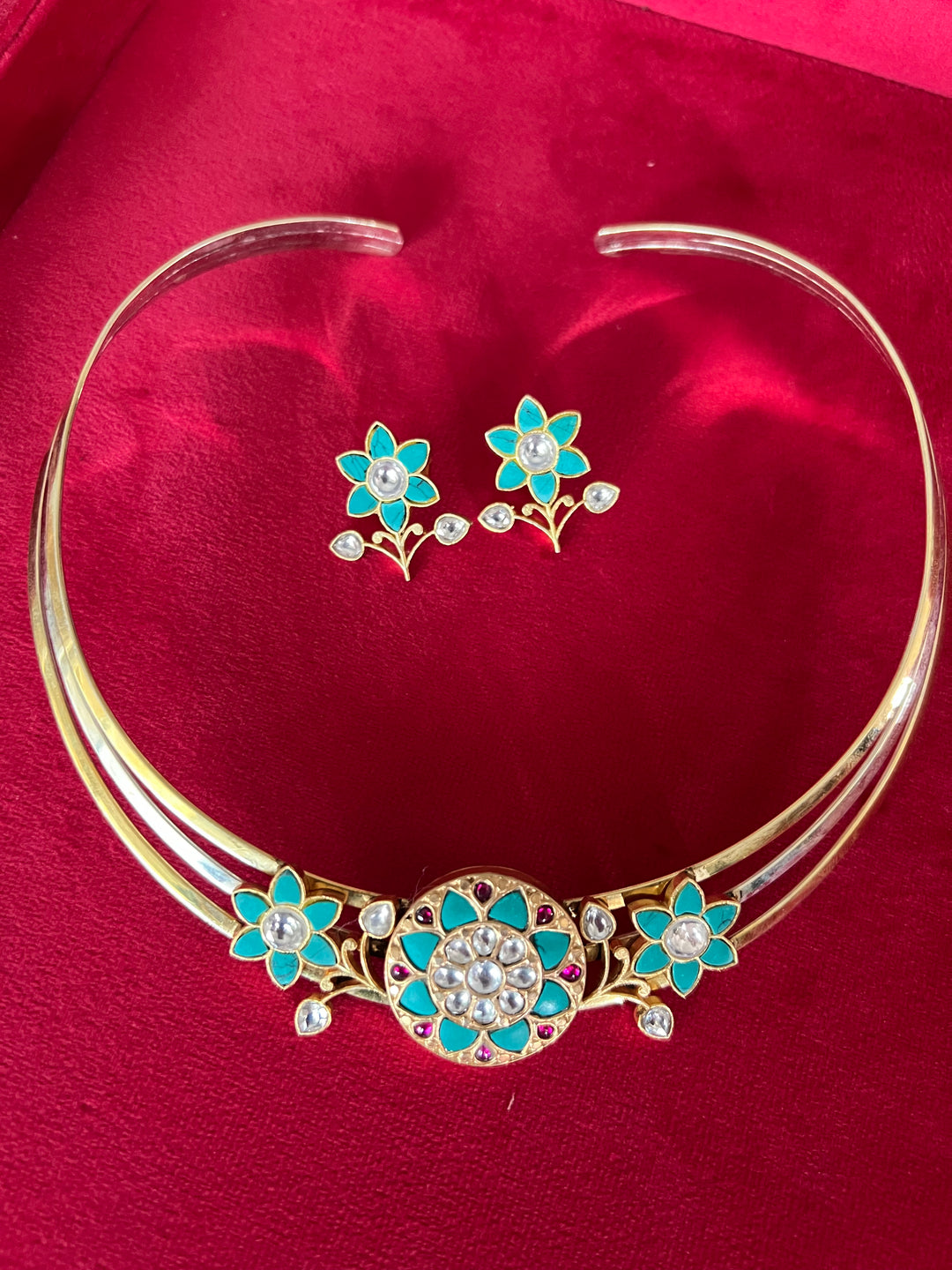 Silver Statement Hasli Necklace Set: Shine at Every Event