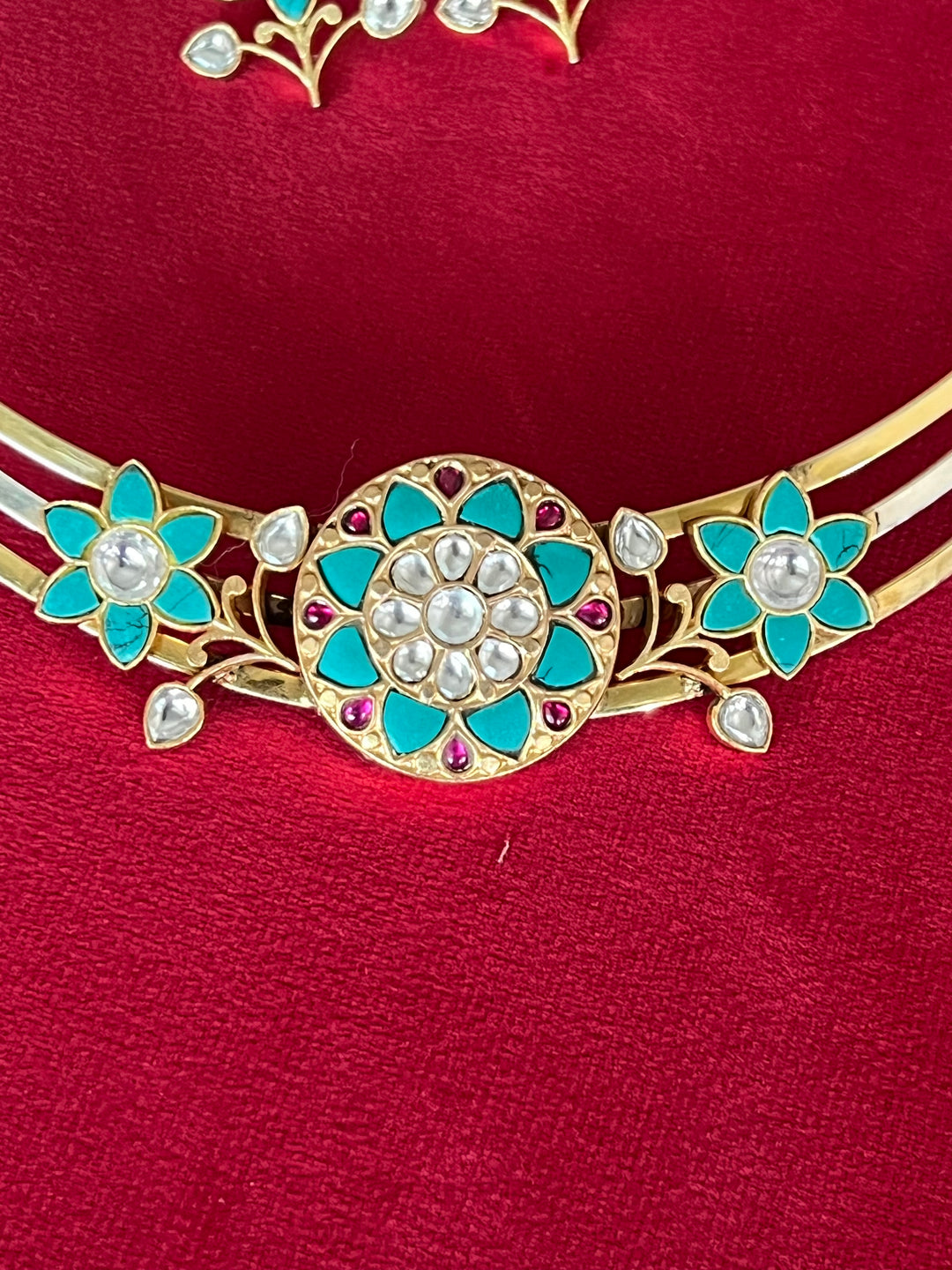 Silver Statement Hasli Necklace Set: Shine at Every Event