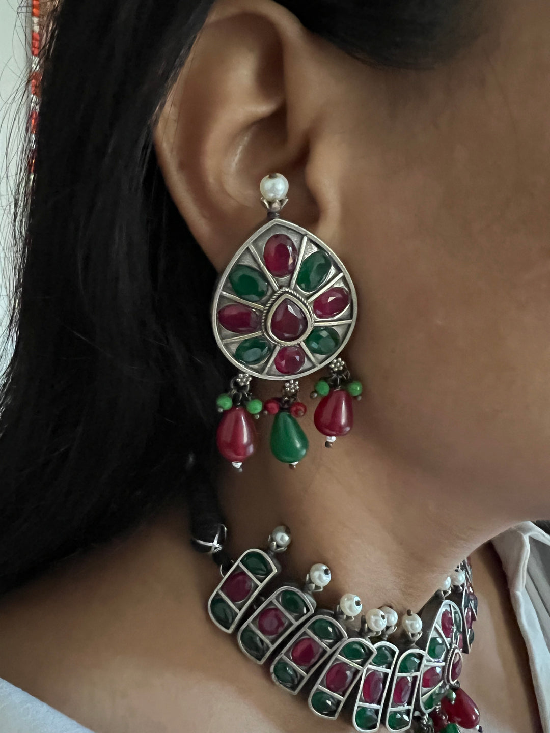 Elegant Red and Green Statement Necklace with Earrings