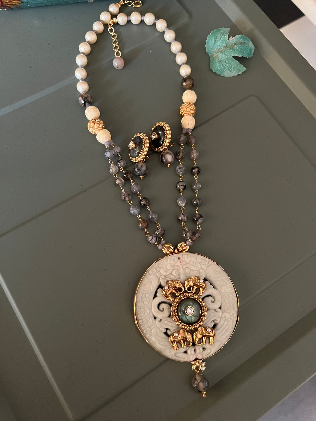 Exquisite Pendant Necklace Set - A Masterpiece of Elegance