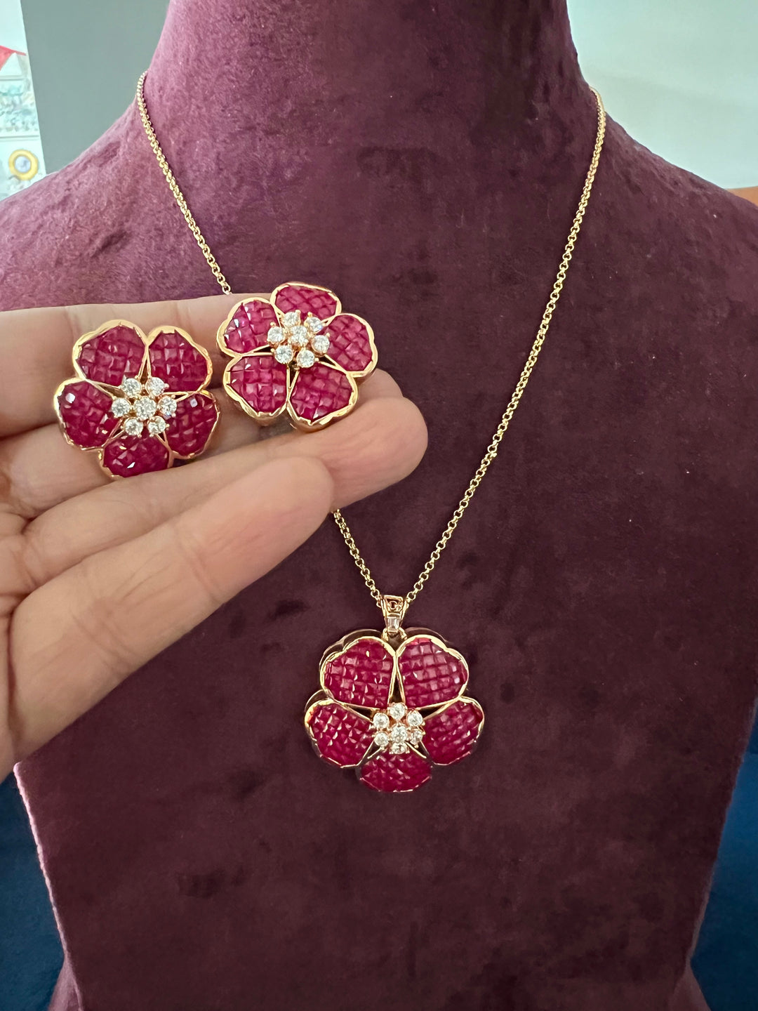 Exquisite Pendant Necklace Set - A Masterpiece of Elegance