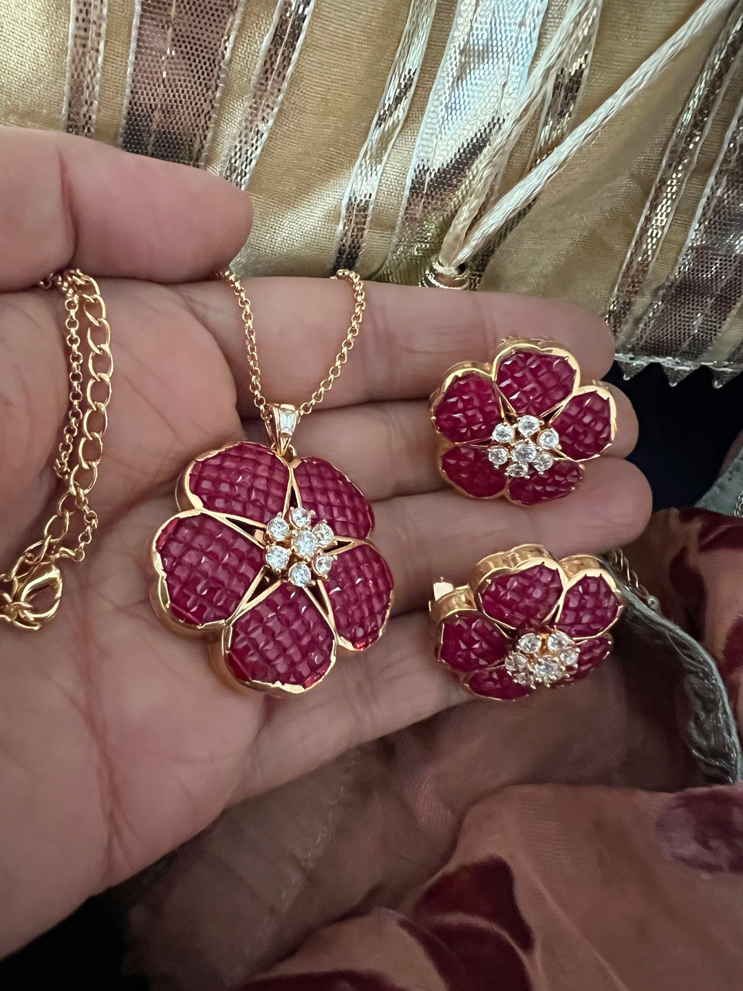 Exquisite Pendant Necklace Set - A Masterpiece of Elegance