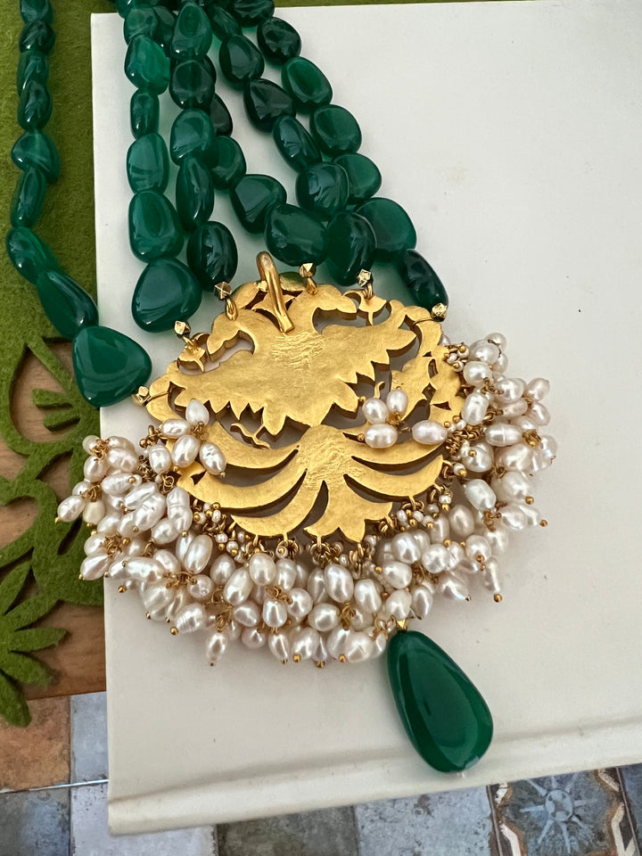 Jadau Kempu Pendant with Green Onyx Necklace