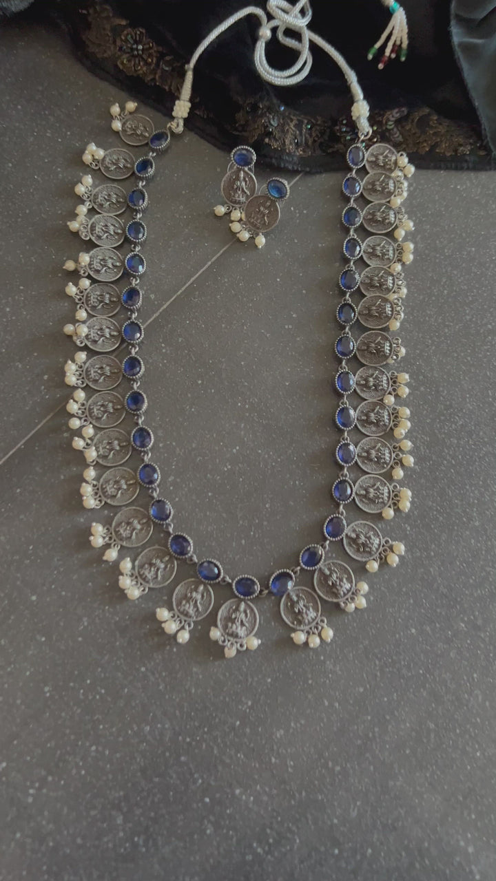 Beautiful Vintage Necklace with Stud Earrings