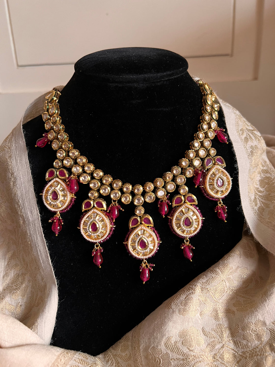 Exquisite Kundan Necklace Set - Radiate Elegance at Weddings and Festive Celebrations