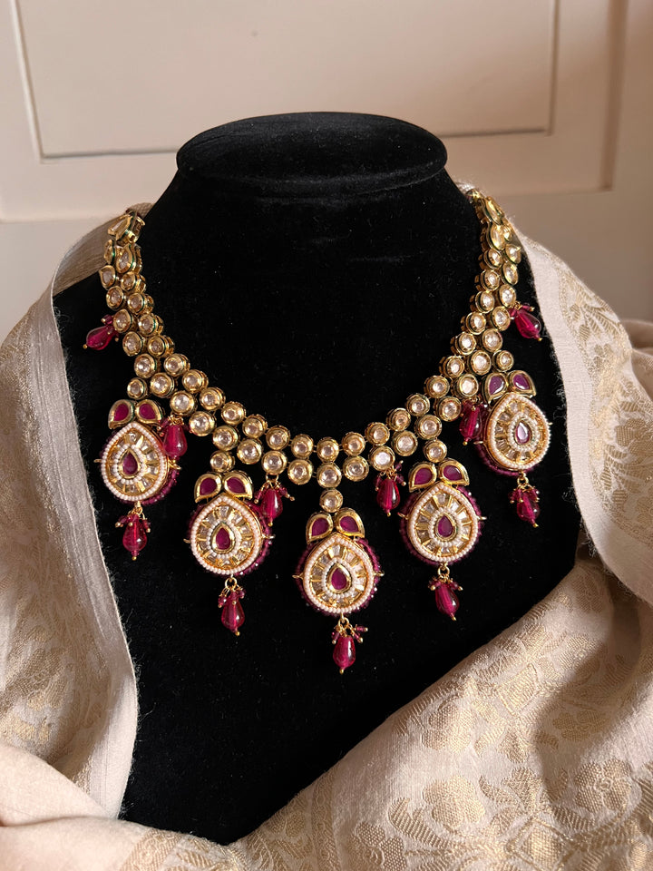 Exquisite Kundan Necklace Set - Radiate Elegance at Weddings and Festive Celebrations