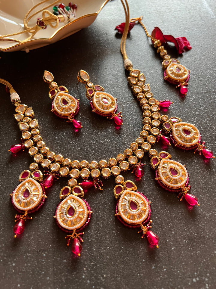 Exquisite Kundan Necklace Set - Radiate Elegance at Weddings and Festive Celebrations