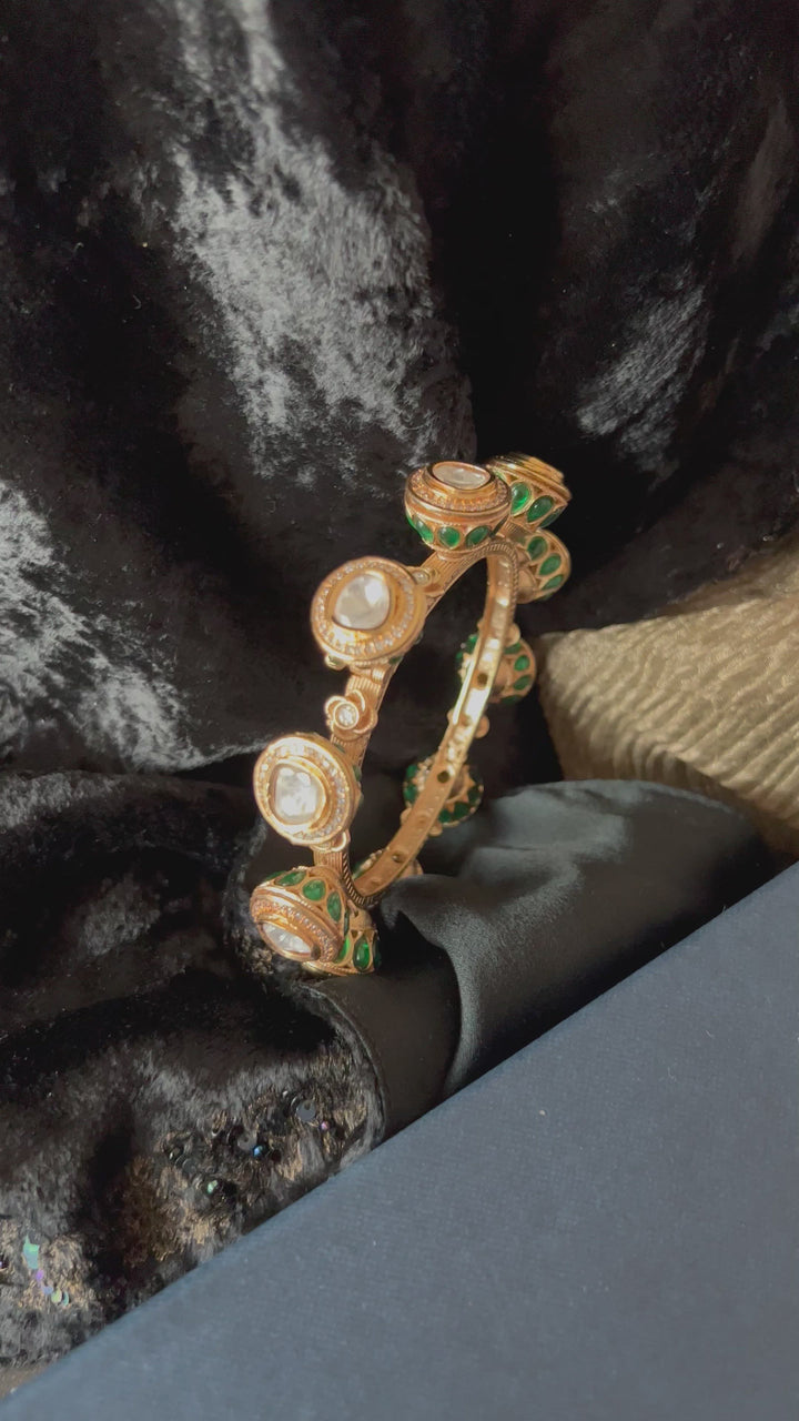 Scintillating Kundan Pacheli Kada