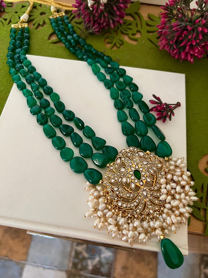 Jadau Kempu Pendant with Green Onyx Necklace