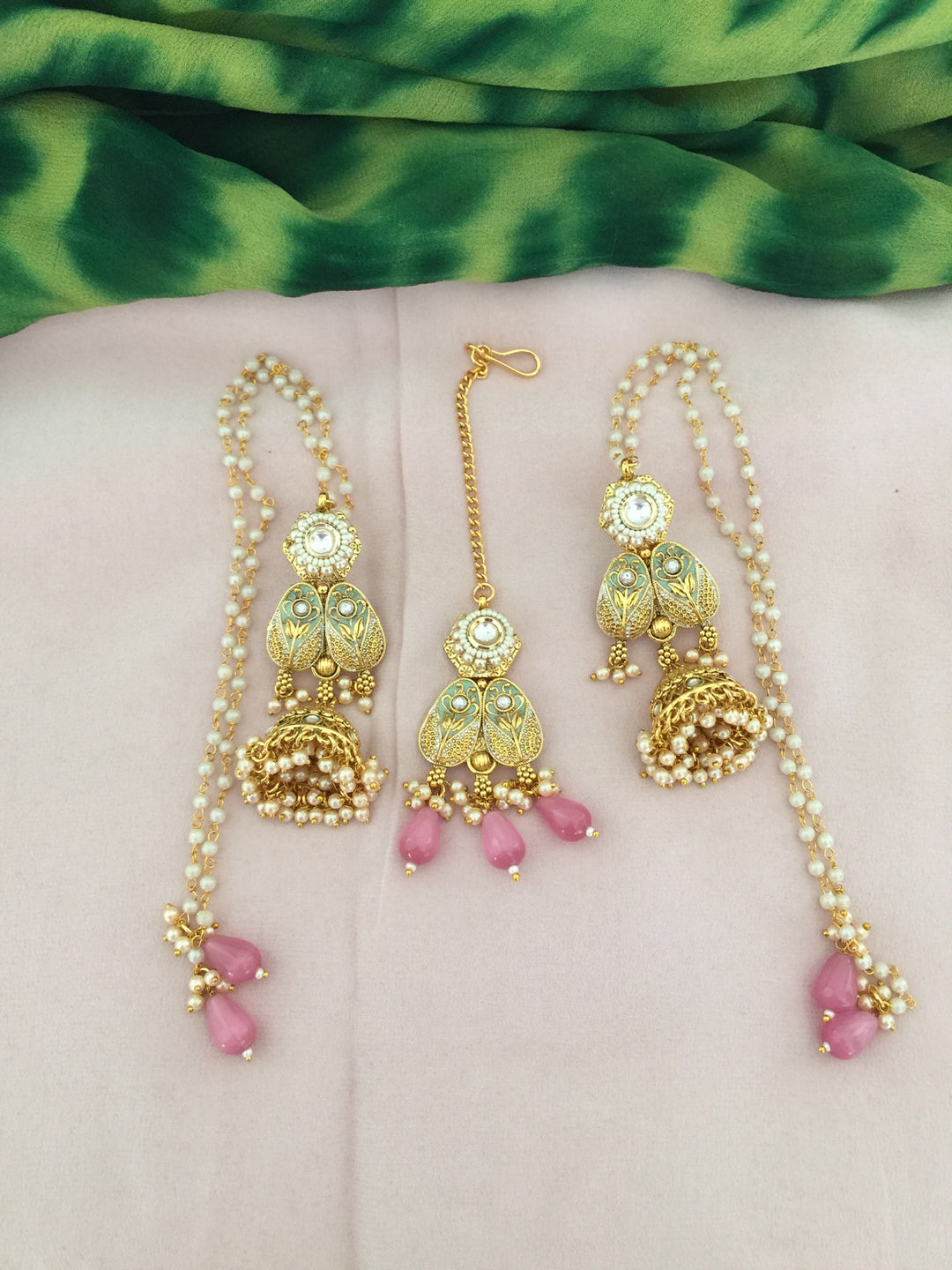 Exquisite Kundan Necklace Set - Radiate Elegance at Weddings and Festive Celebrations