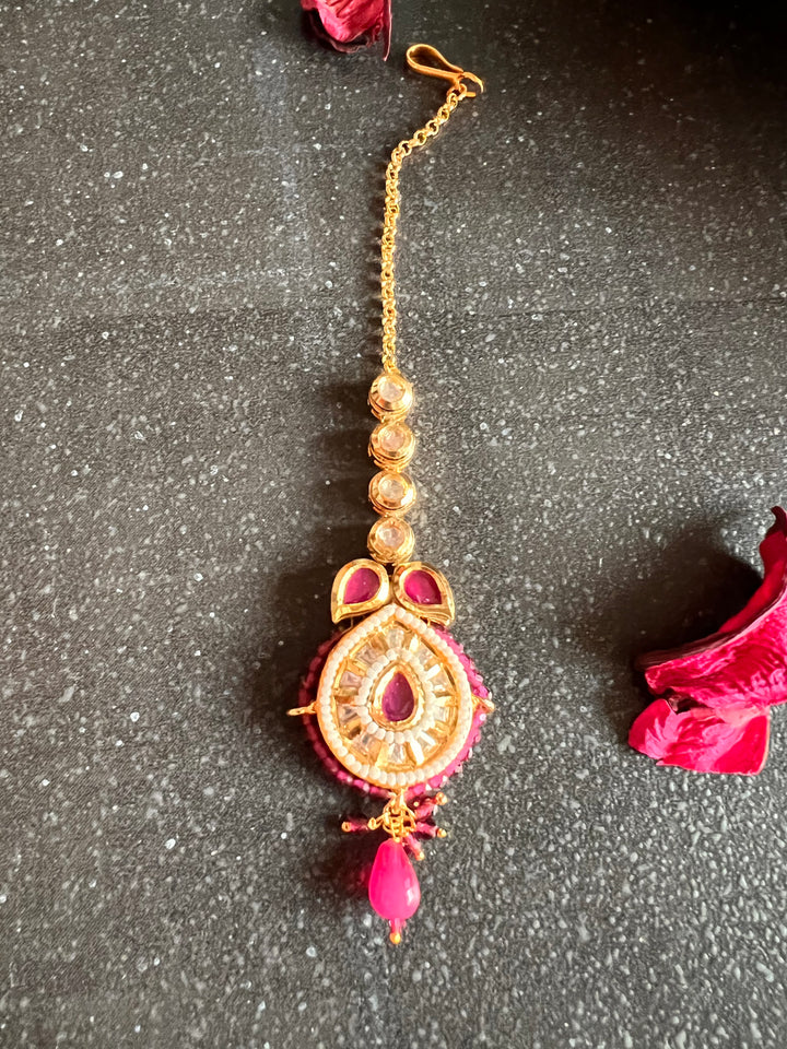 Exquisite Kundan Necklace Set - Radiate Elegance at Weddings and Festive Celebrations