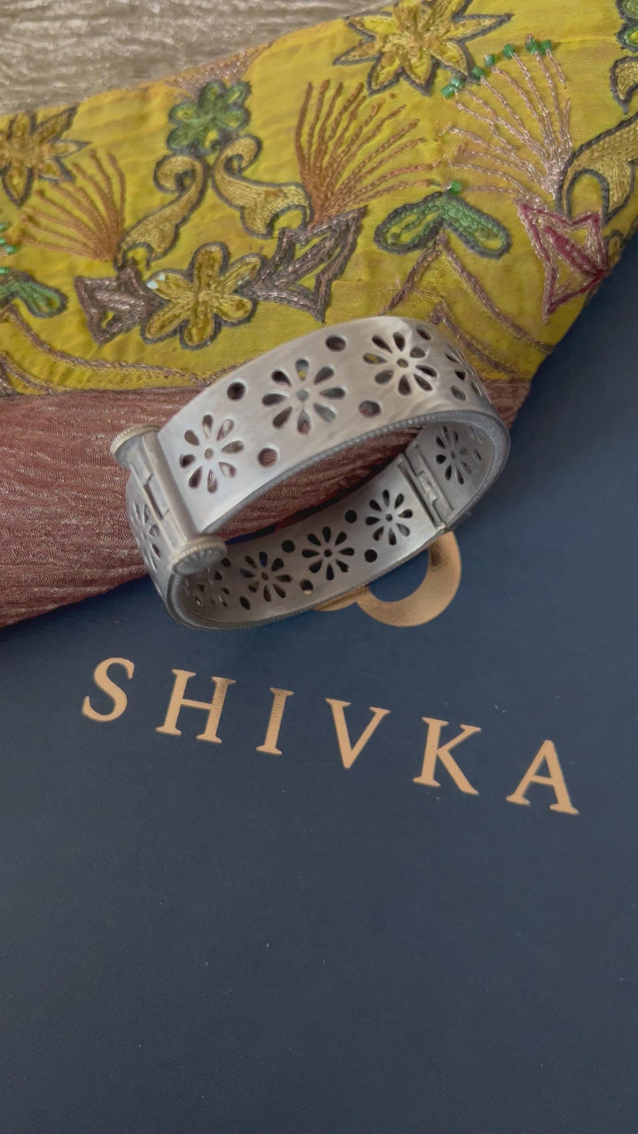 Statement Antique Cutwork Kada