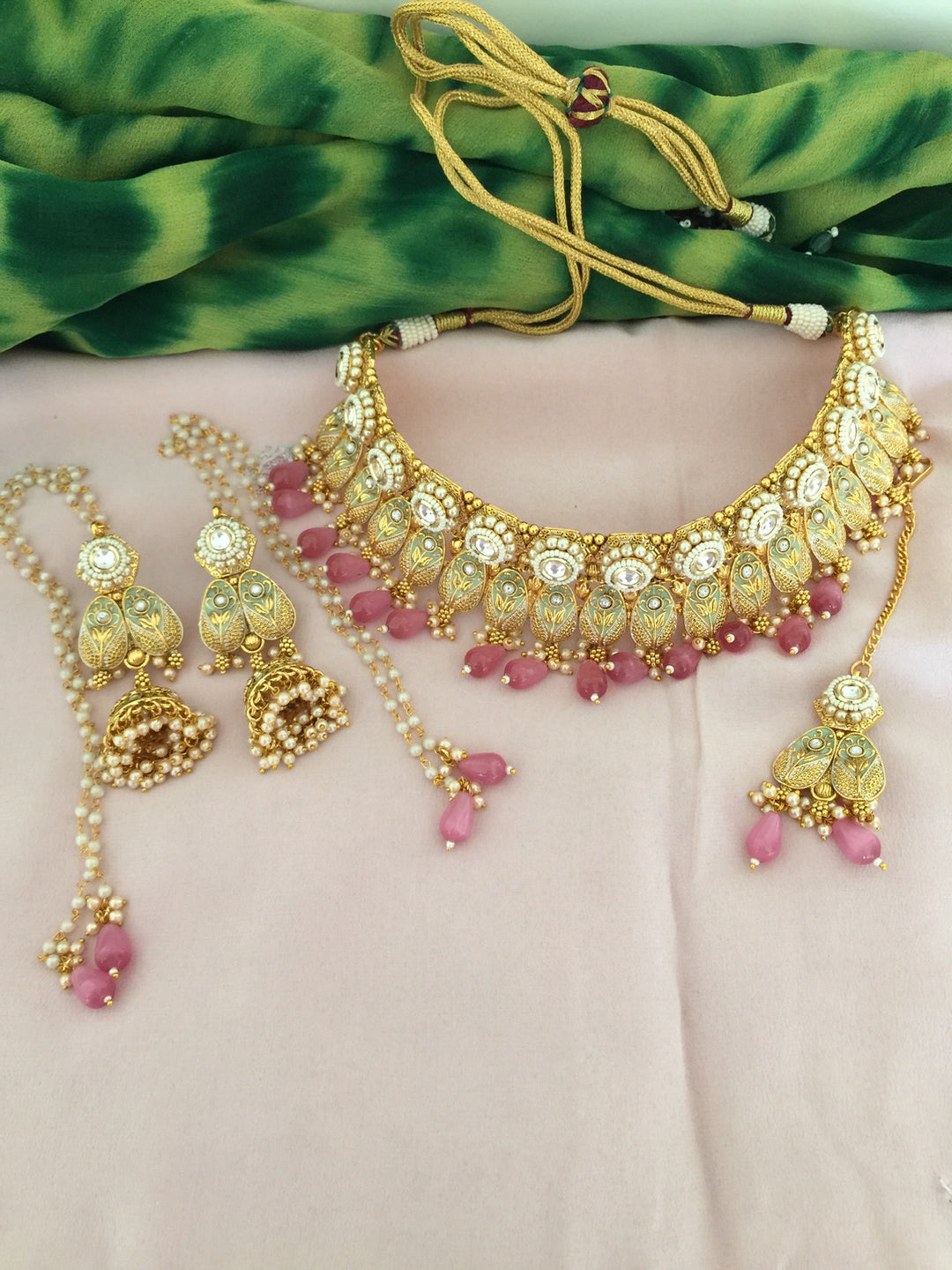 Exquisite Kundan Necklace Set - Radiate Elegance at Weddings and Festive Celebrations