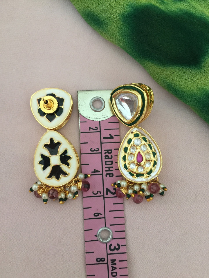 Elegant Kundan Necklace Set - Dazzle at Weddings and Festive Affairs