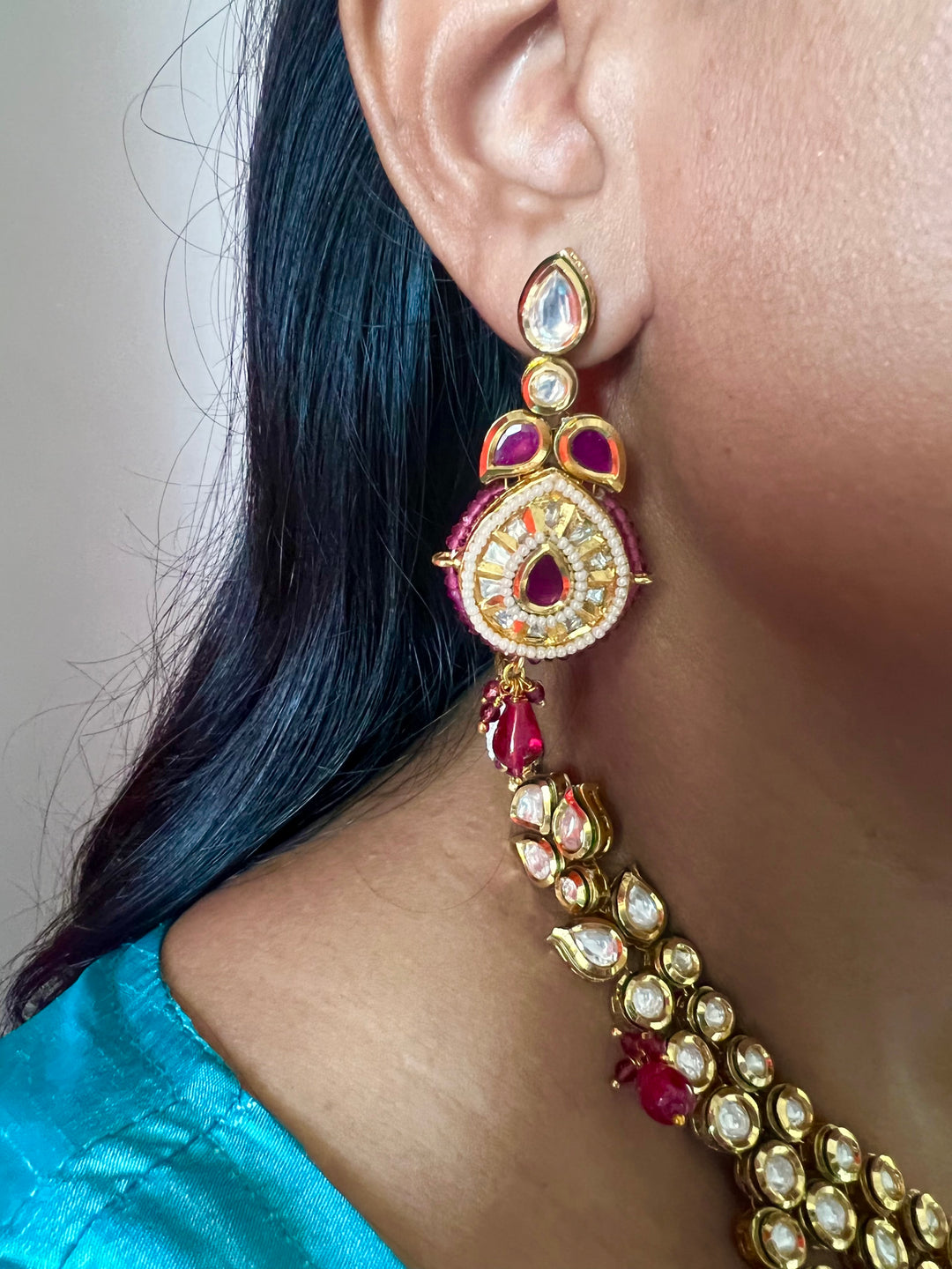 Exquisite Kundan Necklace Set - Radiate Elegance at Weddings and Festive Celebrations