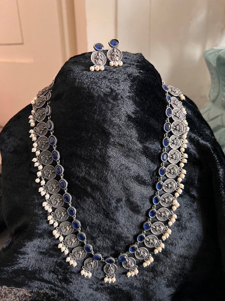 Beautiful Vintage Necklace with Stud Earrings