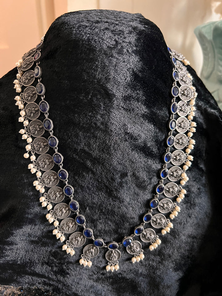 Beautiful Vintage Necklace with Stud Earrings