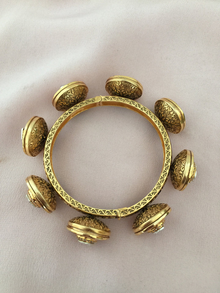 Scintillating Kundan Pacheli Kada