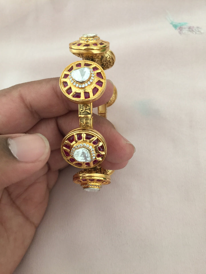 Scintillating Kundan Pacheli Kada