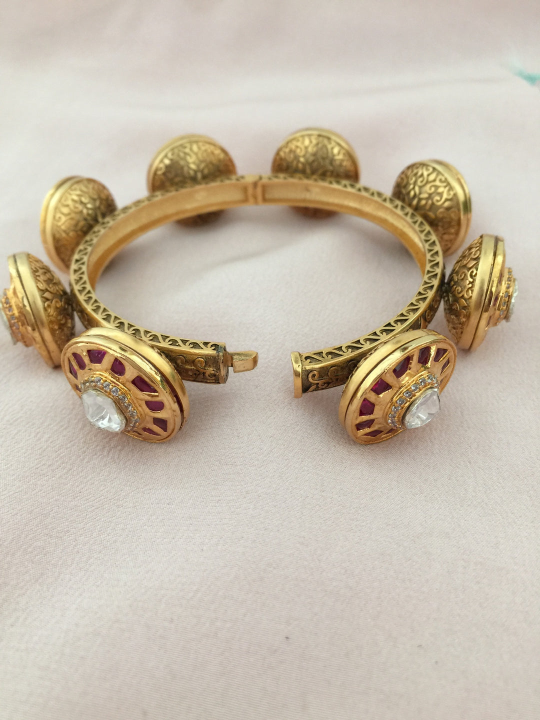 Scintillating Kundan Pacheli Kada