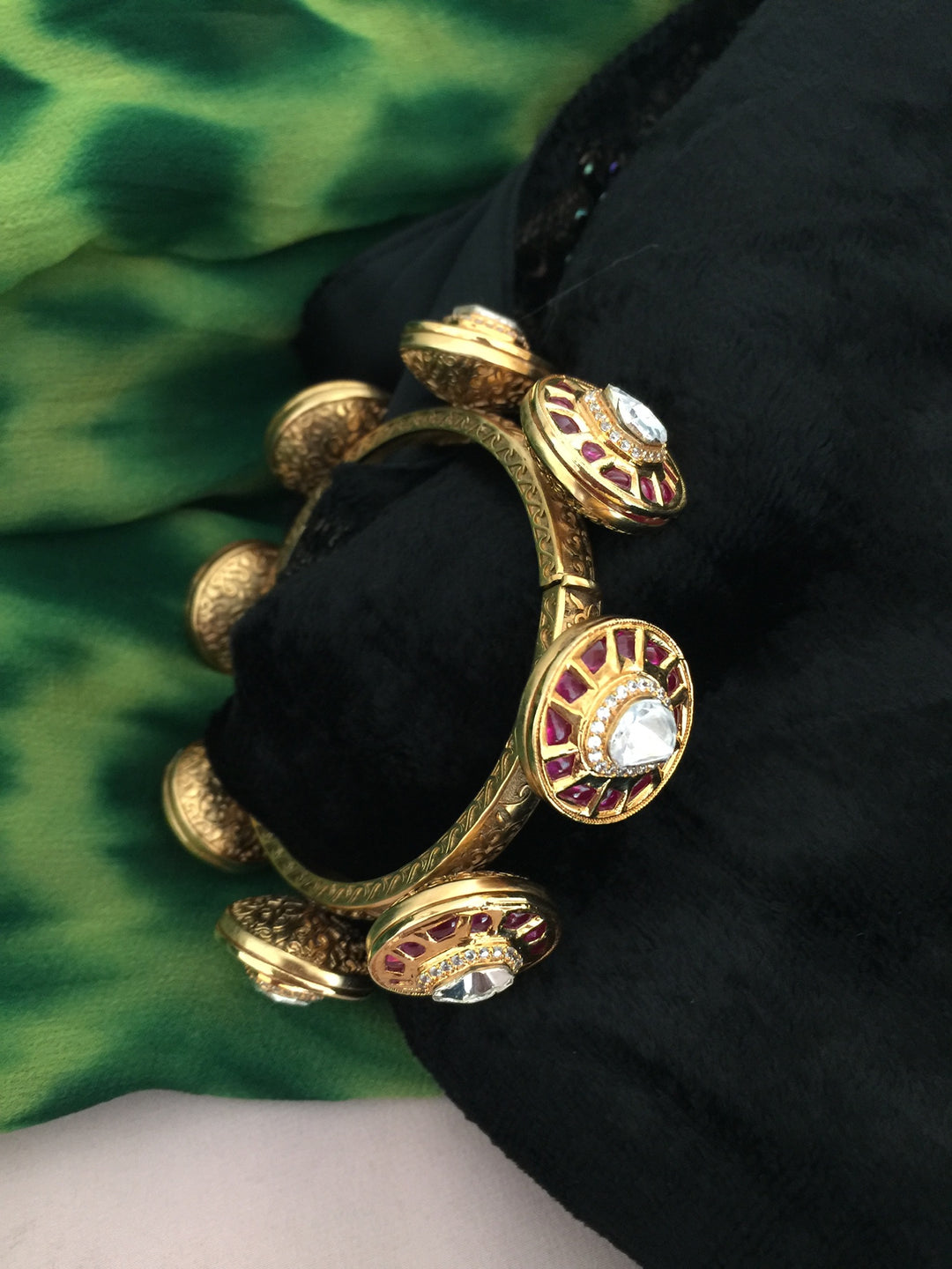 Scintillating Kundan Pacheli Kada