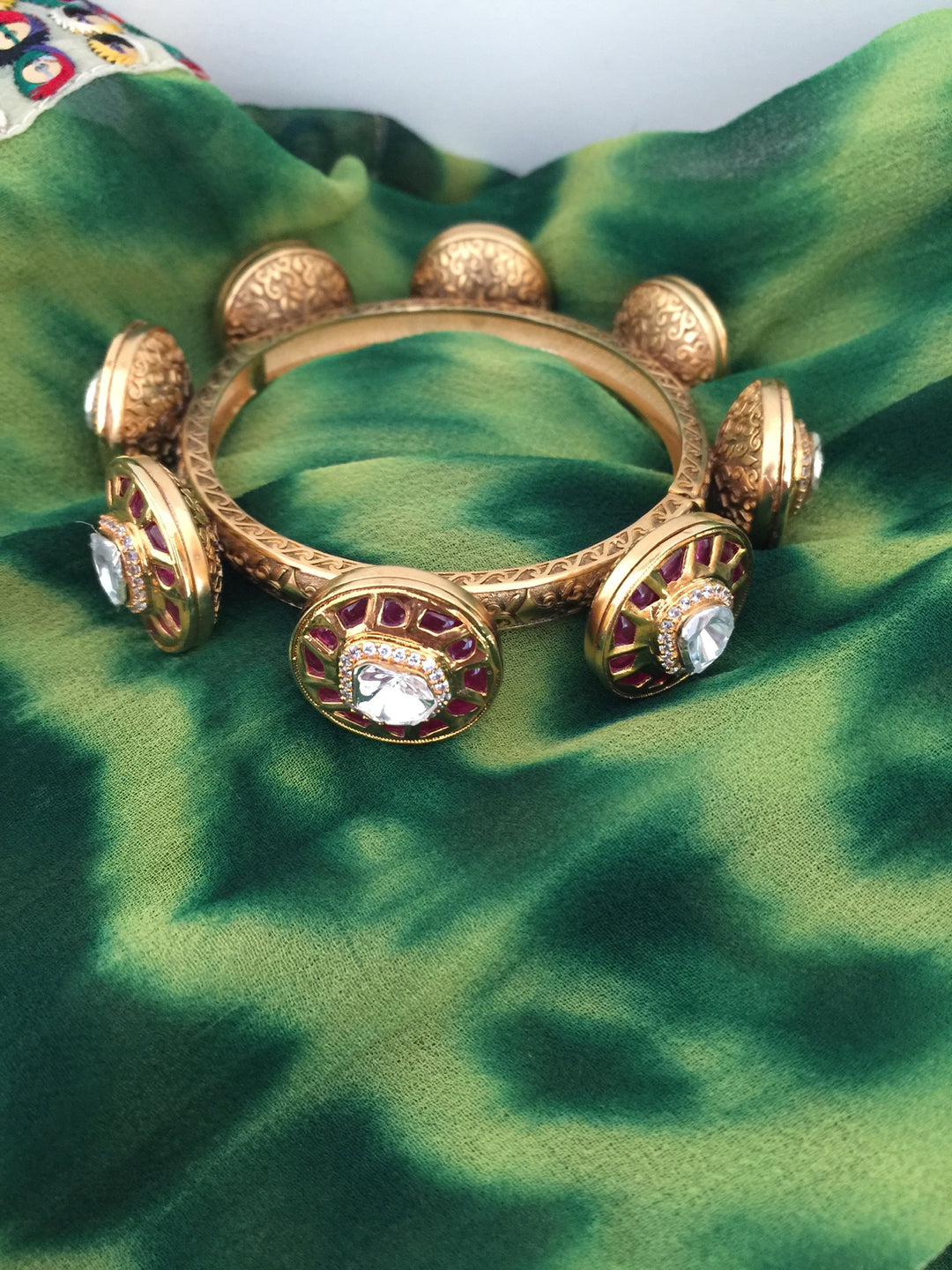 Scintillating Kundan Pacheli Kada