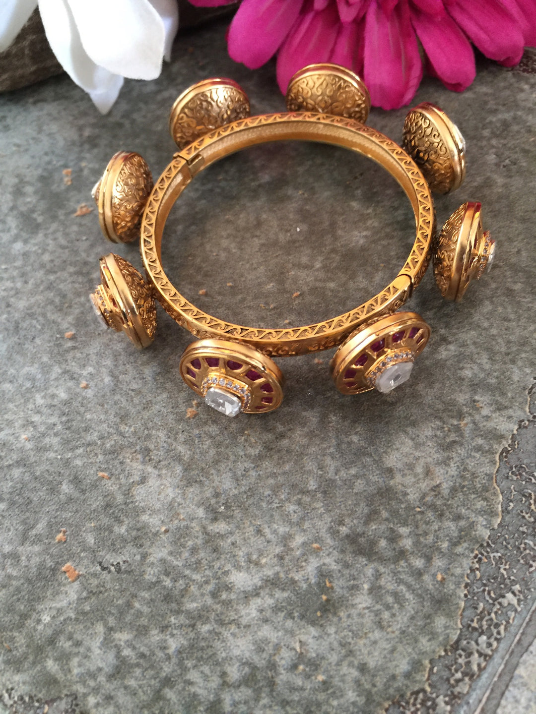 Scintillating Kundan Pacheli Kada