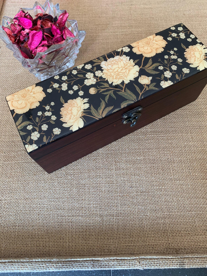 White Blossom Traditional Teabox - SHIVKA