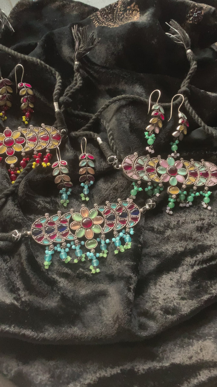 Artistic Stones Choker with Statement Earrings