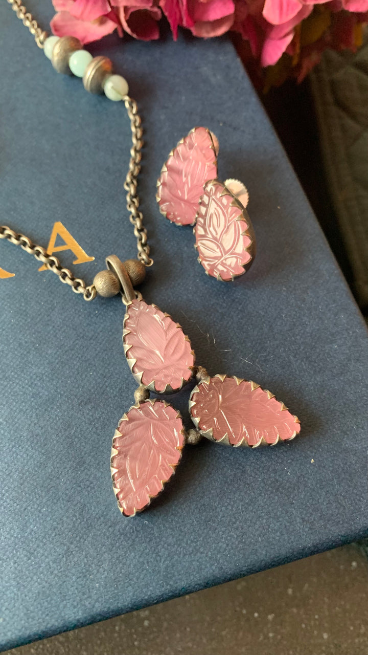 Beautiful Carved Leaves Necklace with Studs