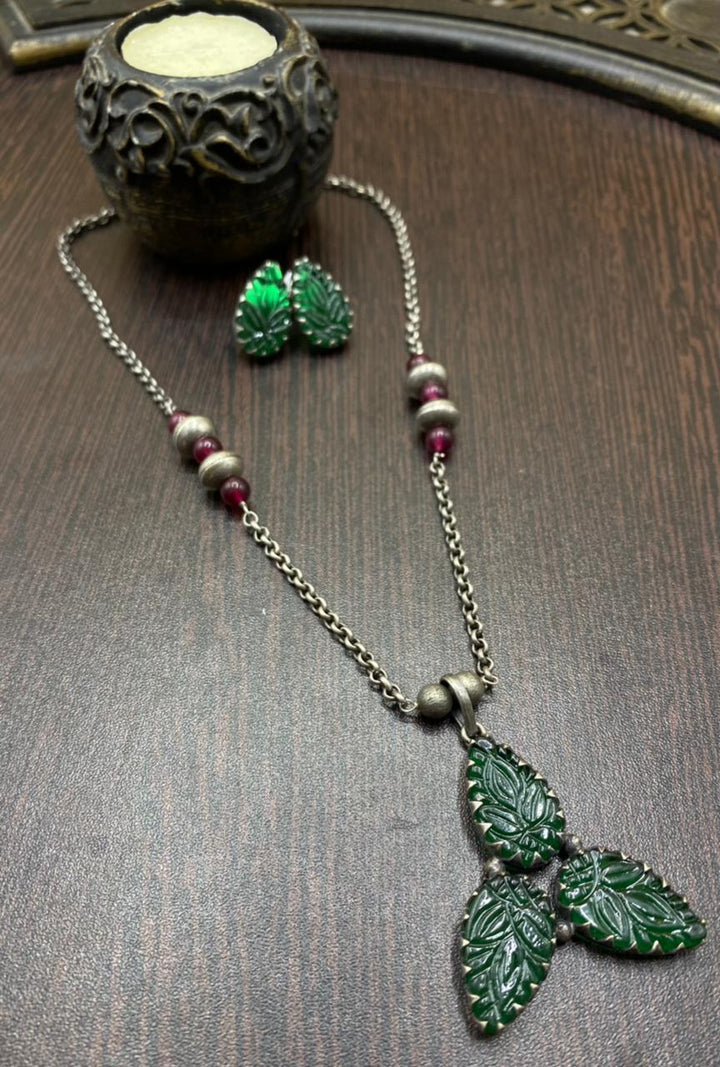 Beautiful Carved Leaves Necklace with Studs