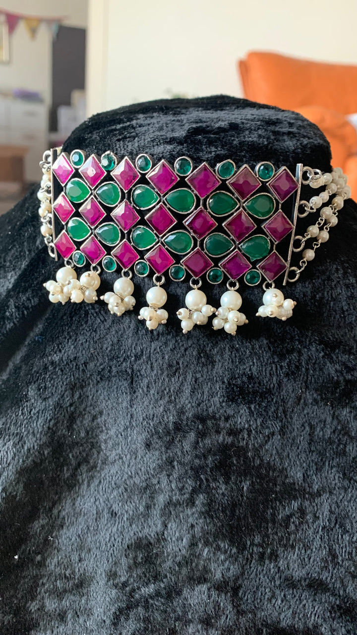 Beautiful Stones and Pearls Choker with Earrings