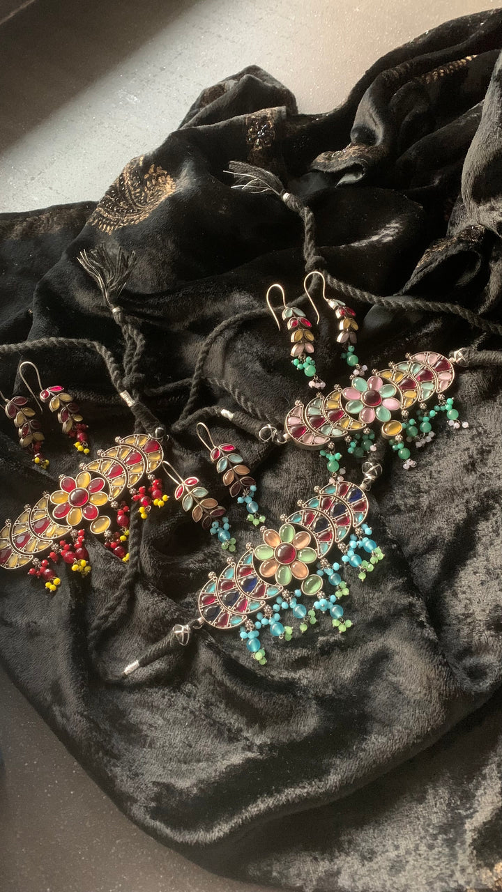 Artistic Stones Choker with Statement Earrings