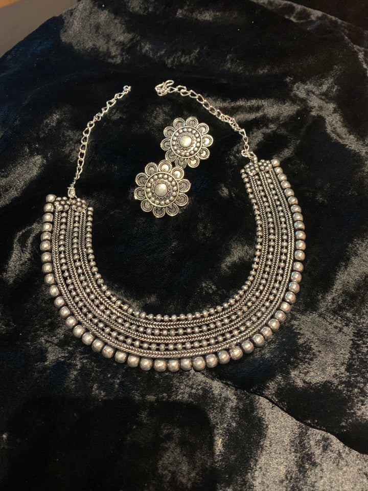 Embroidery Fashion Necklace with Flower Studs