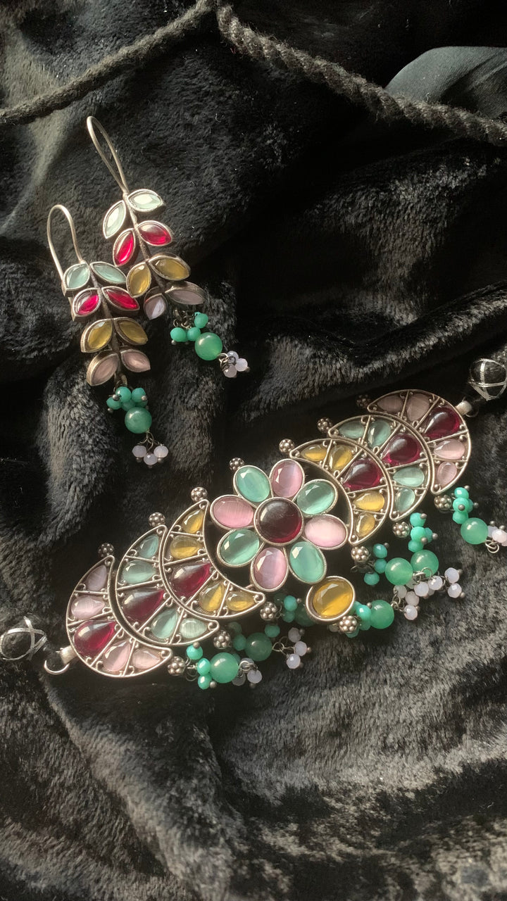 Artistic Stones Choker with Statement Earrings