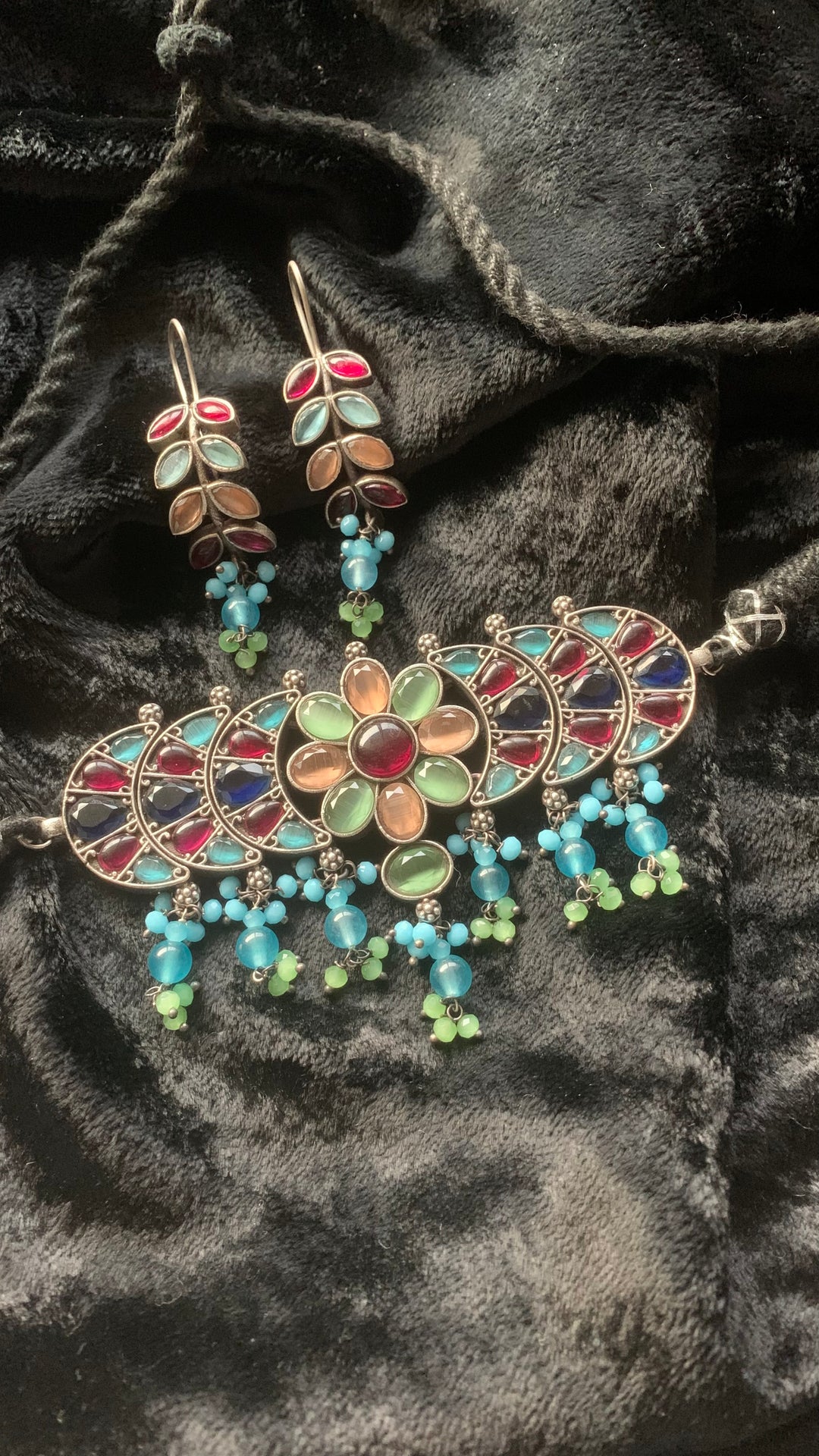 Artistic Stones Choker with Statement Earrings