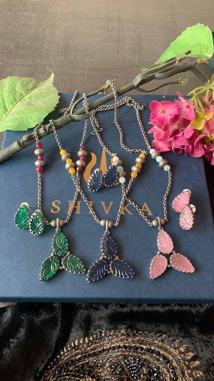Beautiful Carved Leaves Necklace with Studs