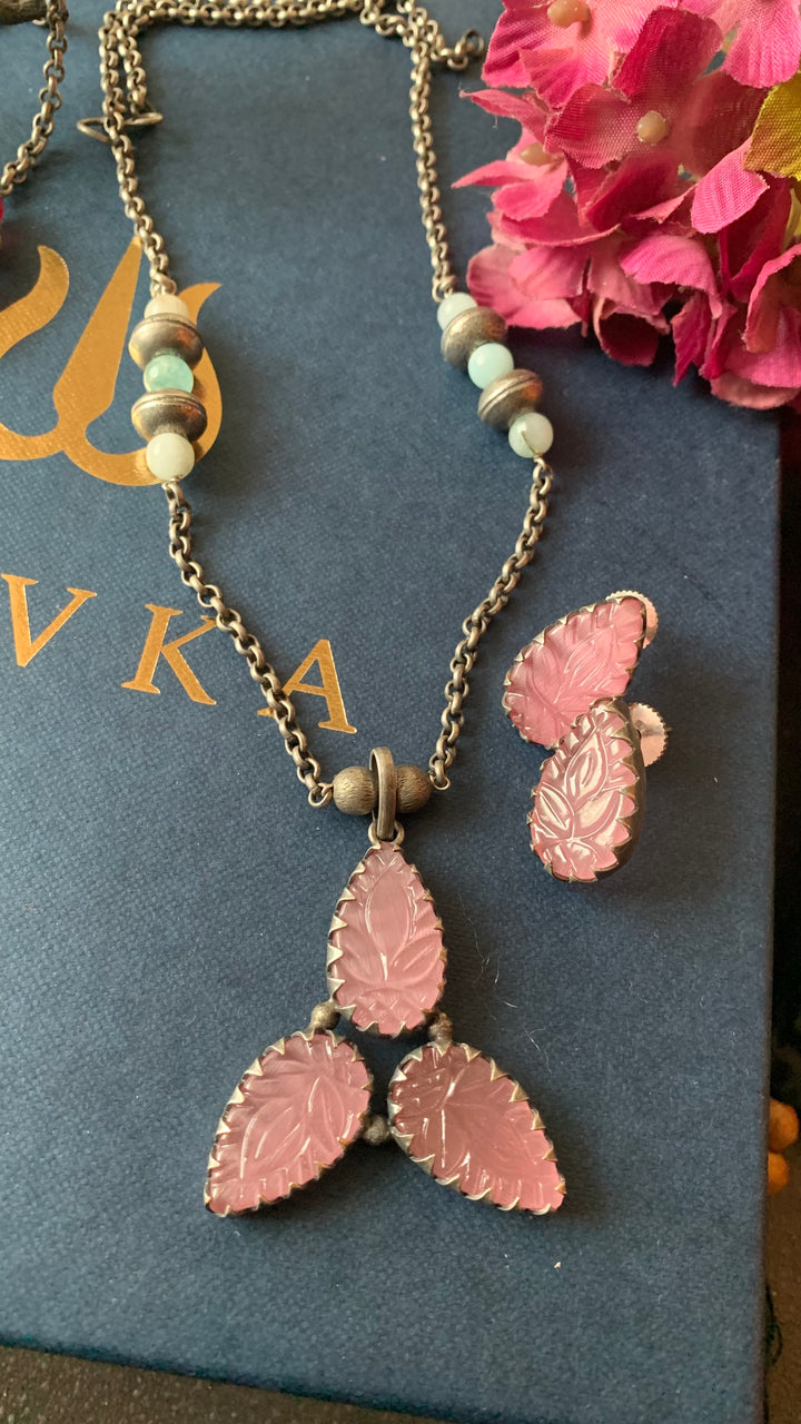 Beautiful Carved Leaves Necklace with Studs